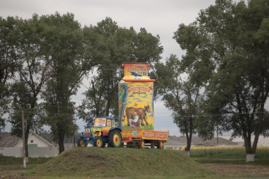 Gomel, Beyaz Rusya - 7 Ağustos 2016: Süt üretimi Küçük Avtyuki köyünde bir anıt. Belarus.