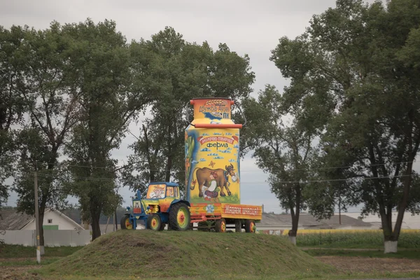 Gomel, Beyaz Rusya - 7 Ağustos 2016: Süt üretimi Küçük Avtyuki köyünde bir anıt. Belarus.