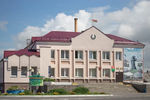 Turov, weißrussland - 7. august 2016: building executive. Stadtregierung in der Stadt Turow, Weißrussland. — Stockfoto