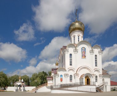 Turov, Belarus - 7 Ağustos 2016: Aziz Cyril Katedrali ve Lavrenti, Turov 28 Haziran 2013 yılında kasaba Turov, Beyaz Rusya'nın.