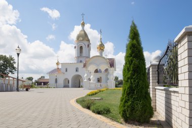 Turov, Belarus - 7 Ağustos 2016: Aziz Cyril Katedrali ve Lavrenti, Turov 28 Haziran 2013 yılında kasaba Turov, Beyaz Rusya'nın.