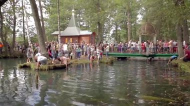 Slavgorod, Beyaz Rusya - 14 Ağustos: Mavi Krynica. 14 Ağustos 2016 yılında Slavgorod, Beyaz Rusya tatlım kaplıcalara şifa için kitle hac .