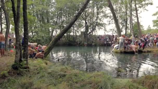 Slavgorod, Vitryssland-augusti 14: den blå Krynica. Mass pilgrimsfärd för helande till honung Spa. Människor samlar vatten från den heliga våren 14 augusti, 2016 i Slavgorod, Vitryssland . — Stockvideo