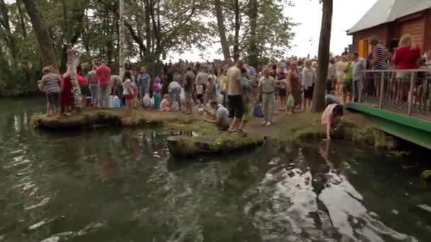 SLAVGOROD, BELARUS - 14 de agosto: The Blue Krynica. peregrinação em massa para a cura para Honey Spas. Pessoas coletam água da fonte sagrada 14 de agosto de 2016 em Slavgorod, Bielorrússia  . — Vídeo de Stock