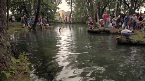 슬라브고로드, 벨라루스 - 8월 14일: 블루 크리니카. 꿀 스파에 치유를위한 대량 순례. 2016년 8월 14일 벨라루스 슬라브고로드의 거룩한 봄에서 물을 수집하는 사람들 . — 비디오