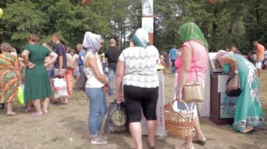 Slavgorod, Beyaz Rusya - 14 Ağustos: Şifa insanlar kutsal simge ibadet için toplu hac 14 Ağustos 2016 Slavgorod, Beyaz Rusya .