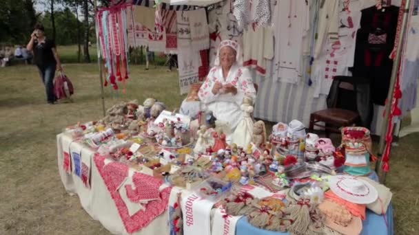 Slavgorod, Białoruś-14 sierpnia: Targi rzemiosła. Produkty z lnu. Haft 14 sierpnia 2016 w Slavgorod, Białoruś . — Wideo stockowe