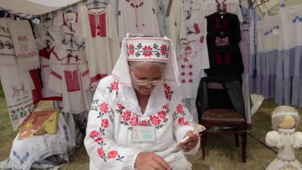 SLAVGOROD, BELARUS - 14 AOÛT : Salon de l'artisanat. Produits en lin. broderie août 14, 2016 à Slavgorod, Belarus  . — Video