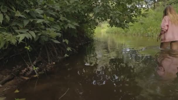 Krásná dívka chůze na břehu řeky lesní — Stock video