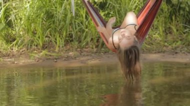 yukarıda Nehri ve su saçında bir hamakta yatan kız