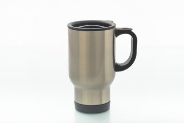 süblimasyon için bardak farklı şekiller ve renkler beyaz bir arka plan üzerinde