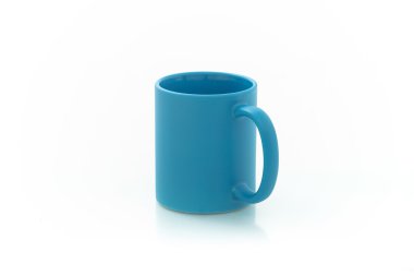 süblimasyon için bardak farklı şekiller ve renkler beyaz bir arka plan üzerinde