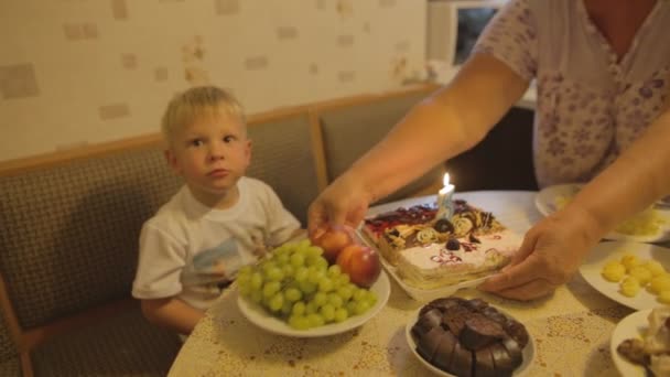 Хлопчик на день народження 3 роки. торт зі свічкою . — стокове відео