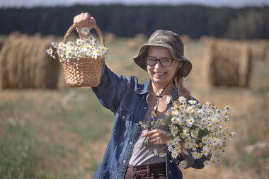 Beyaz papatya bir buket ile şapkalı kız