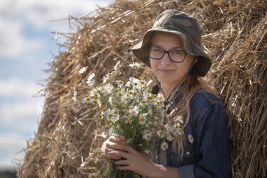 Beyaz papatya bir buket ile şapkalı kız