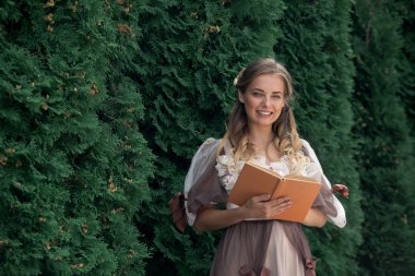 Kız bir şemsiye altında duran bir kitap okuma