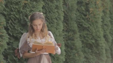 kız dururken bir kitap okuma 