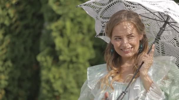 Dziewczyna z biały parasol zbliżenie na zielonym tle — Wideo stockowe