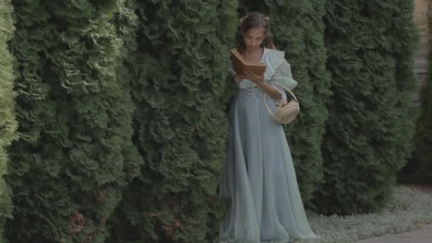 Fille avec parapluie blanc en pleine croissance sur un fond de vert — Video