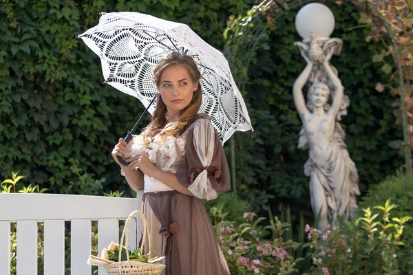 夏の庭に白い傘を持つ少女 — ストック写真