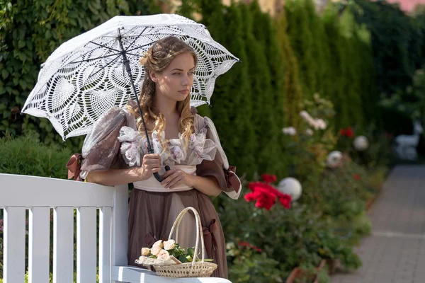 夏の庭に白い傘を持つ少女 — ストック写真