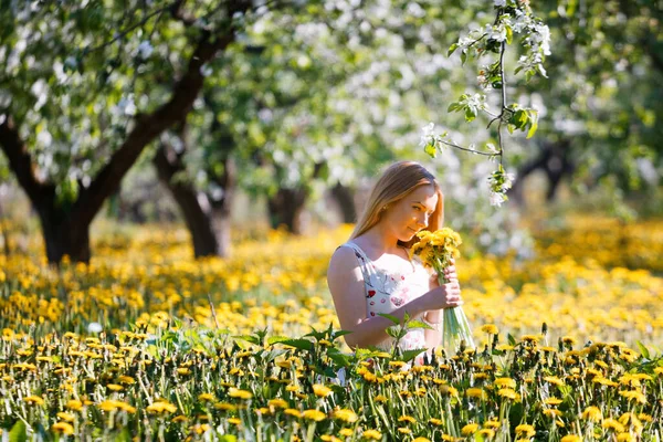 Mädchen Blühenden Garten Mit Einem Strauß Löwenzahn 2020 — Stockfoto