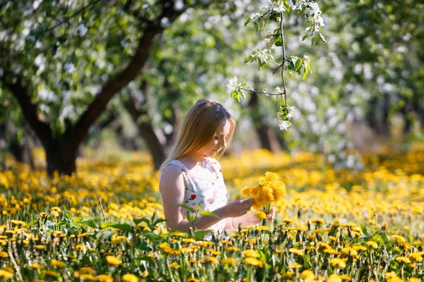 Mädchen Blühenden Garten Mit Einem Strauß Löwenzahn 2020 — Stockfoto