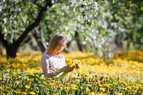 Meisje Een Bloeiende Tuin Met Een Boeket Van Paardebloemen 2020 — Stockfoto