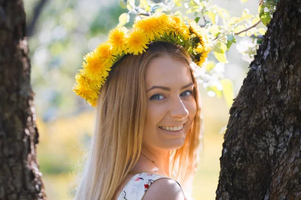 Flicka Blommande Trädgård Med Bukett Maskrosor 2020 — Stockfoto