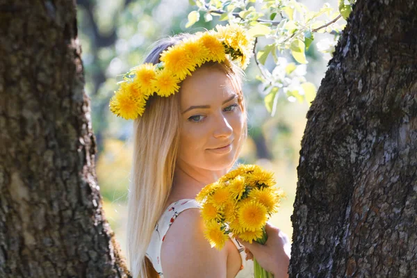 Mädchen Blühenden Garten Mit Einem Strauß Löwenzahn 2020 — Stockfoto