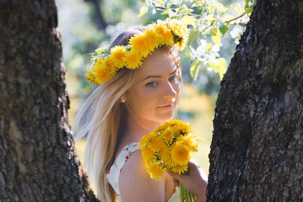 Ragazza Giardino Fiorito Con Mazzo Denti Leone 2020 — Foto Stock