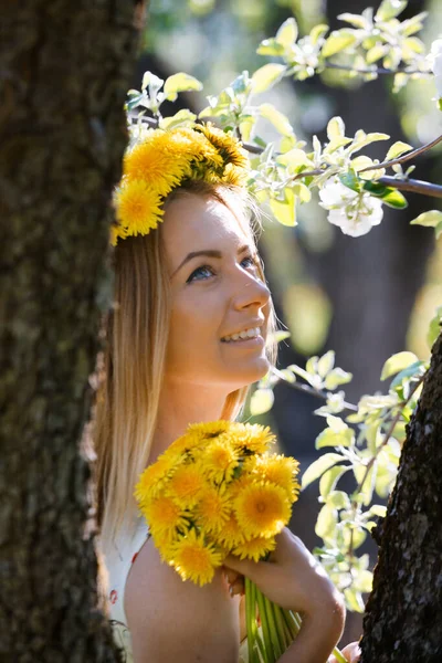 Fille Dans Jardin Fleuri Avec Bouquet Pissenlits 2020 — Photo