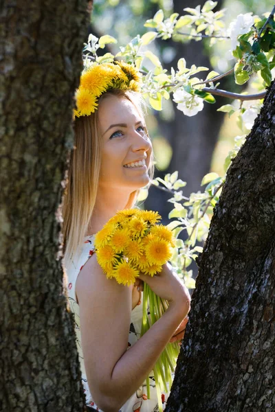 Meisje Een Bloeiende Tuin Met Een Boeket Van Paardebloemen 2020 — Stockfoto