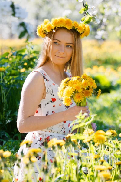 Fille Dans Jardin Fleuri Avec Bouquet Pissenlits 2020 — Photo