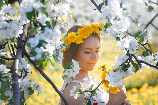 2020年のタンポポの花束の咲く庭の女の子 — ストック写真