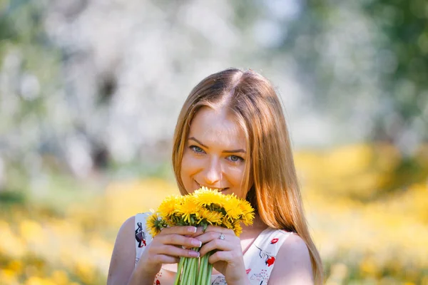 2020年のタンポポの花束の咲く庭の女の子 — ストック写真