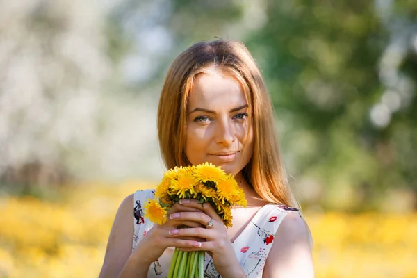 Fille Dans Jardin Fleuri Avec Bouquet Pissenlits 2020 — Photo