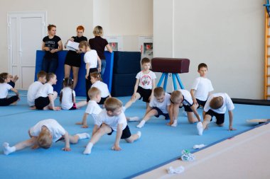 Gomel, BELARUS - 13 Ekim 2020: 2020 genç çocuklar için jimnastik çalışması