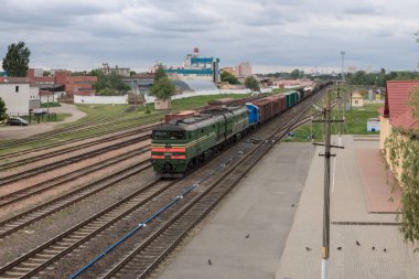 Gomel, BELARUS - 13 Ekim 2020: 2020 İstasyonunda yük treni