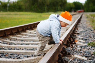 Tehlikeli bir şekilde. 2020 tren raylarındaki küçük çocuk.