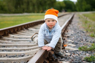 Tehlikeli bir şekilde. 2020 tren raylarındaki küçük çocuk.