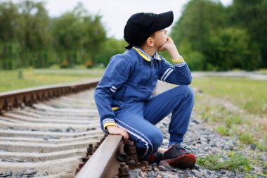 Tehlikeli bir şekilde. 2020 tren raylarındaki küçük çocuk.