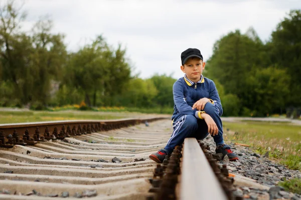 Perigosamente Menino Nos Trilhos Trem 2020 — Fotografia de Stock