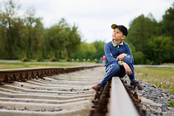 Perigosamente Menino Nos Trilhos Trem 2020 — Fotografia de Stock