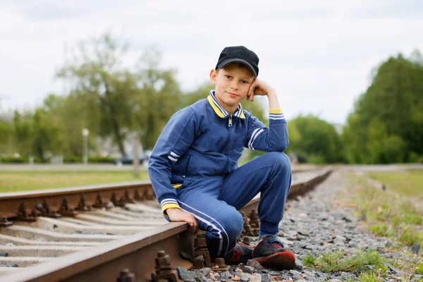 Pericolosamente Bambino Sui Binari Del Treno 2020 — Foto Stock