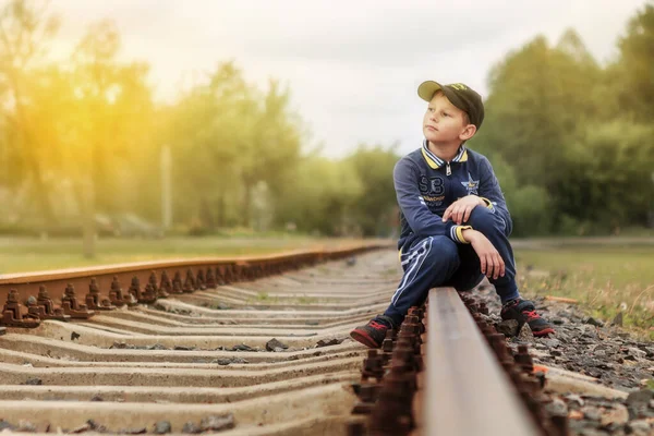 Perigosamente Menino Nos Trilhos Trem 2020 — Fotografia de Stock