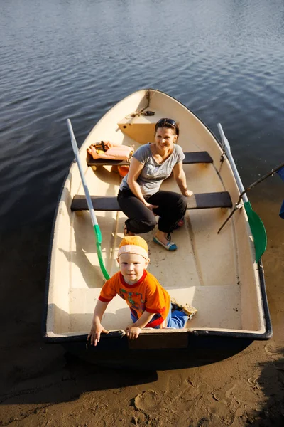 Mutter Mit Kleinem Sohn Boot Auf Dem See 2020 — Stockfoto