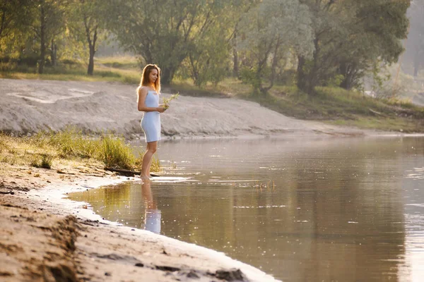 Chica Corto Bondage Vestido Lago Amanecer 2020 — Foto de Stock