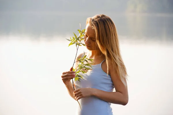 Retrato Uma Menina Água Amanhecer 2020 — Fotografia de Stock