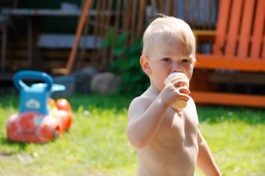 2020 dondurmalı bir çocuğun portresi.